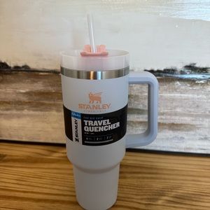 BNWT Cloud 40 oz Stanley Quencher